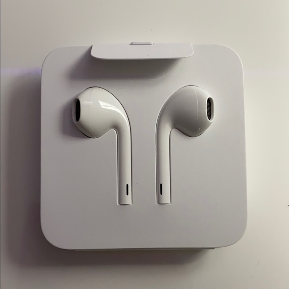 Apple headphones with updated headphone jack